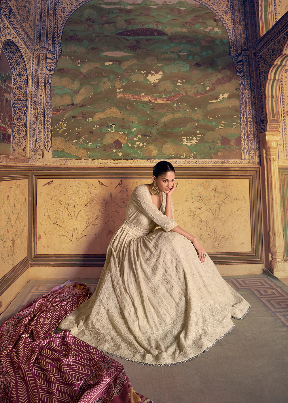 This set is the best choice to wear on wedding event or as a festive occasion outfit.